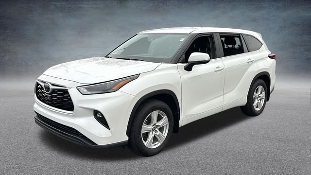 Used 2025 Pearl Toyota LE image 3