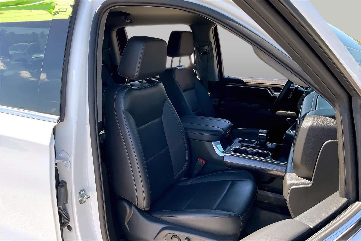 Used 2025 Summit White Chevrolet LTZ image 9