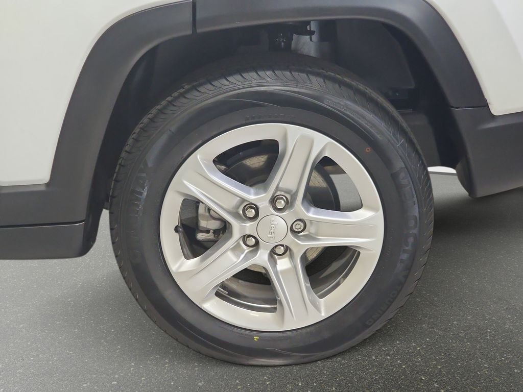 Used 2024 White Jeep Latitude image 34