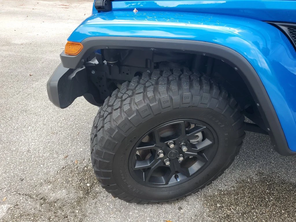 Used 2025 Blue Jeep High Tide image 4