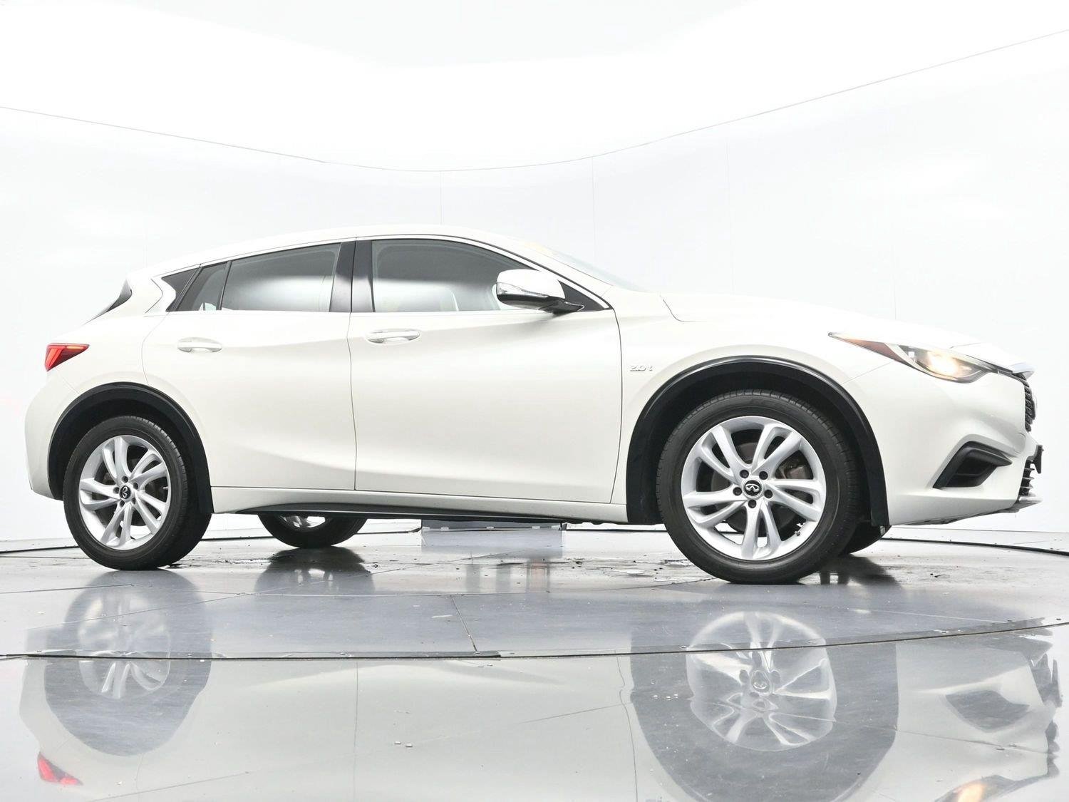 Used 2018 Majestic White INFINITI Base image 39
