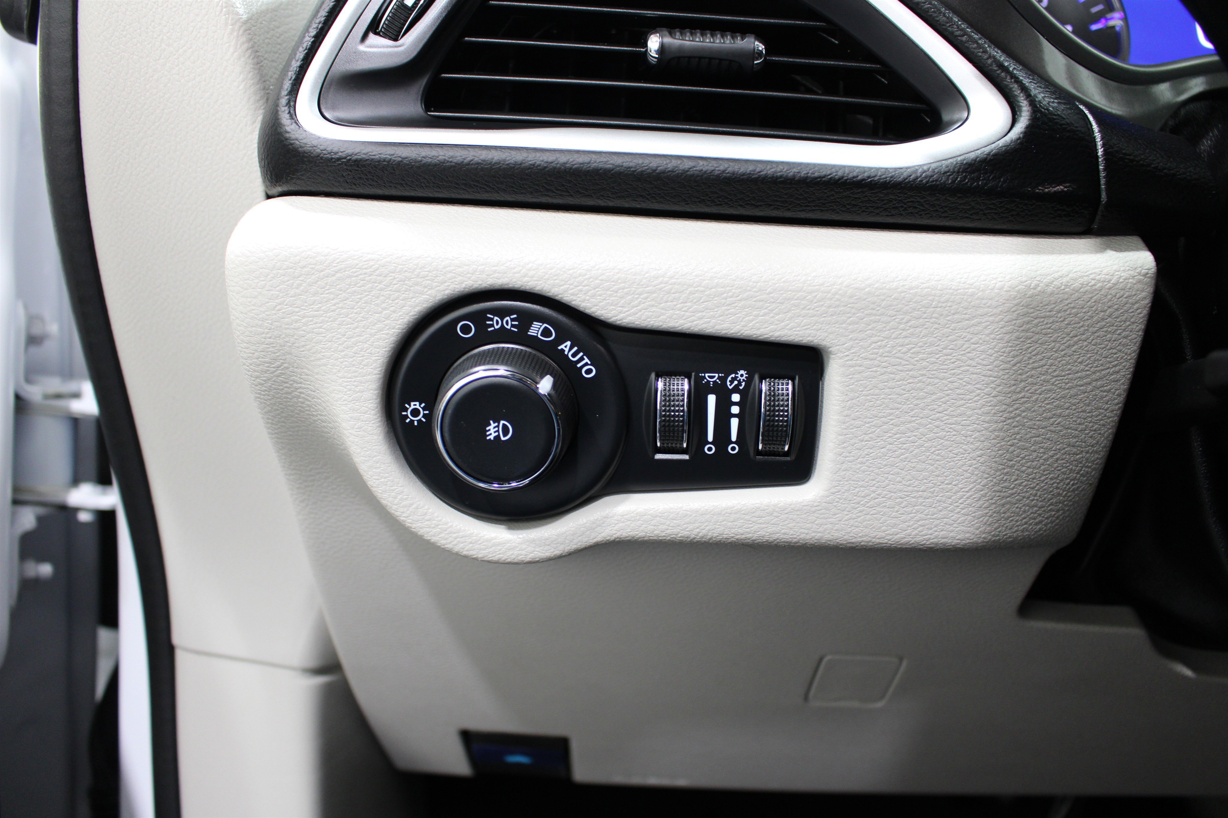 Used 2024 Bright White Clearcoat Chrysler Touring L image 9