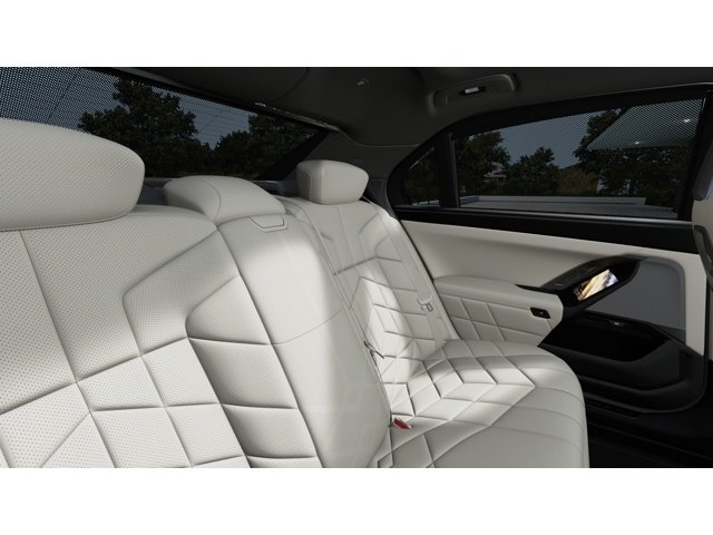 New 2027 Mineral White Metallic BMW i7 image 12