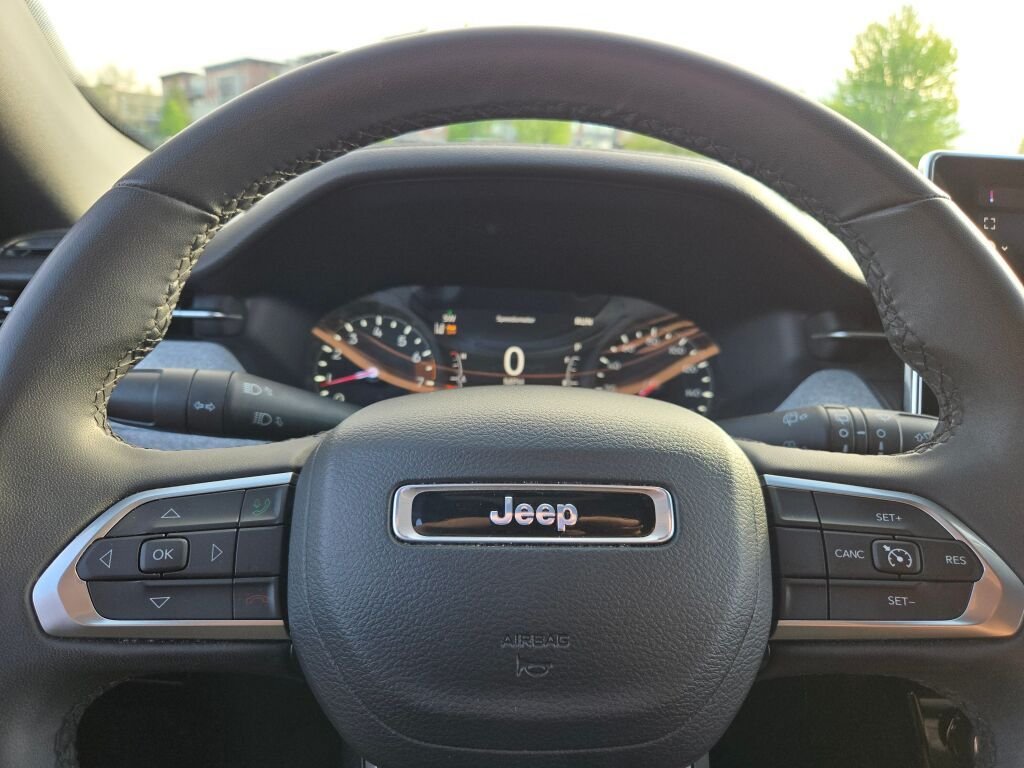 Used 2024  Jeep Latitude image 29