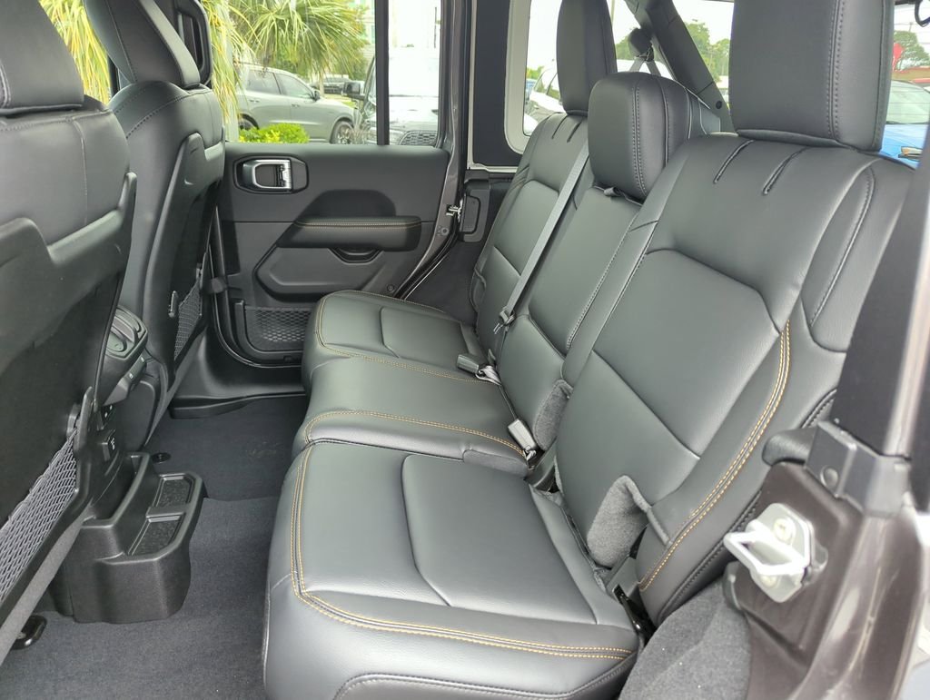 New 2026 Granite Crystal Metallic Clear-Coat Exterior Paint Jeep Sahara image 28