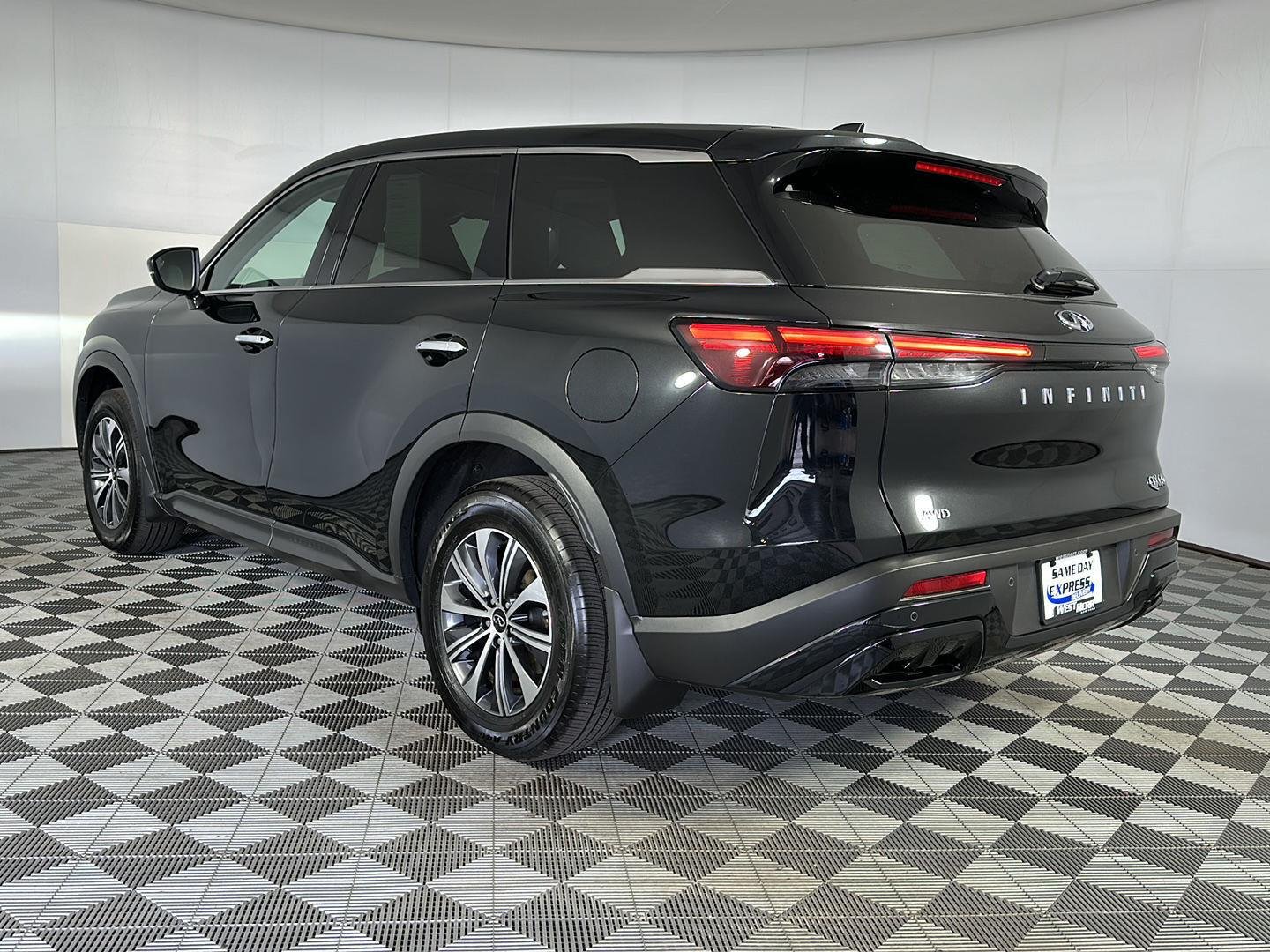 Used 2023 Mineral Black INFINITI PURE image 5