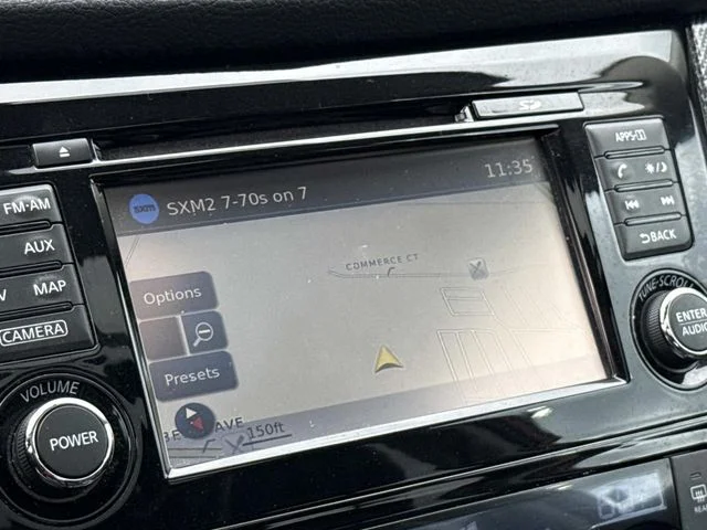Used 2015 Red Nissan SL image 3