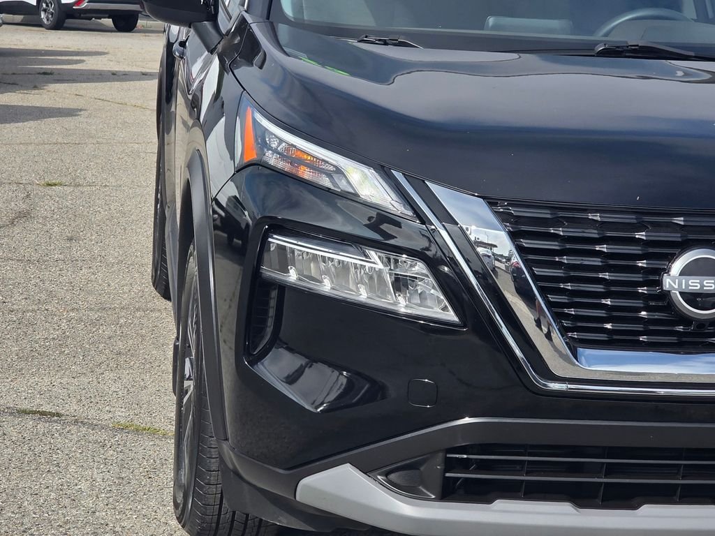 Used 2023 Black Nissan SV image 3