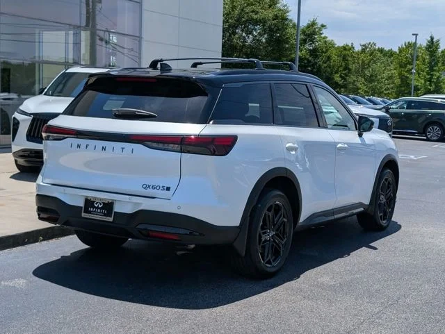 New 2027 2T RAD WHT INFINITI SPORT image 7