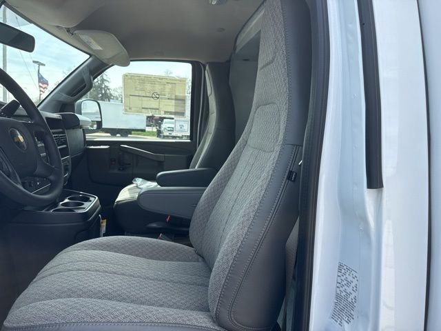 New 2025 Summit White Chevrolet 1WT image 12