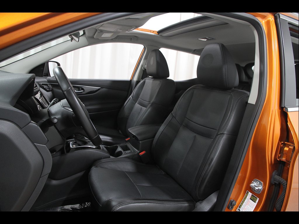 Used 2017 Monarch Orange Nissan SL image 5