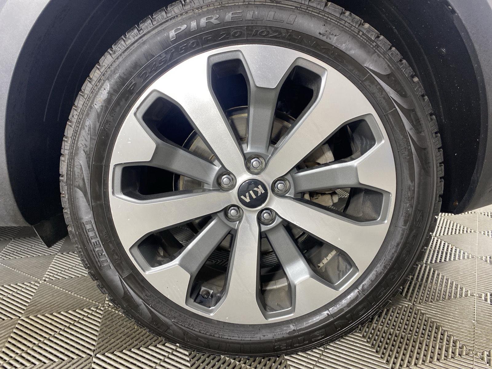 Used 2020 Snow White Pearl Kia  image 9