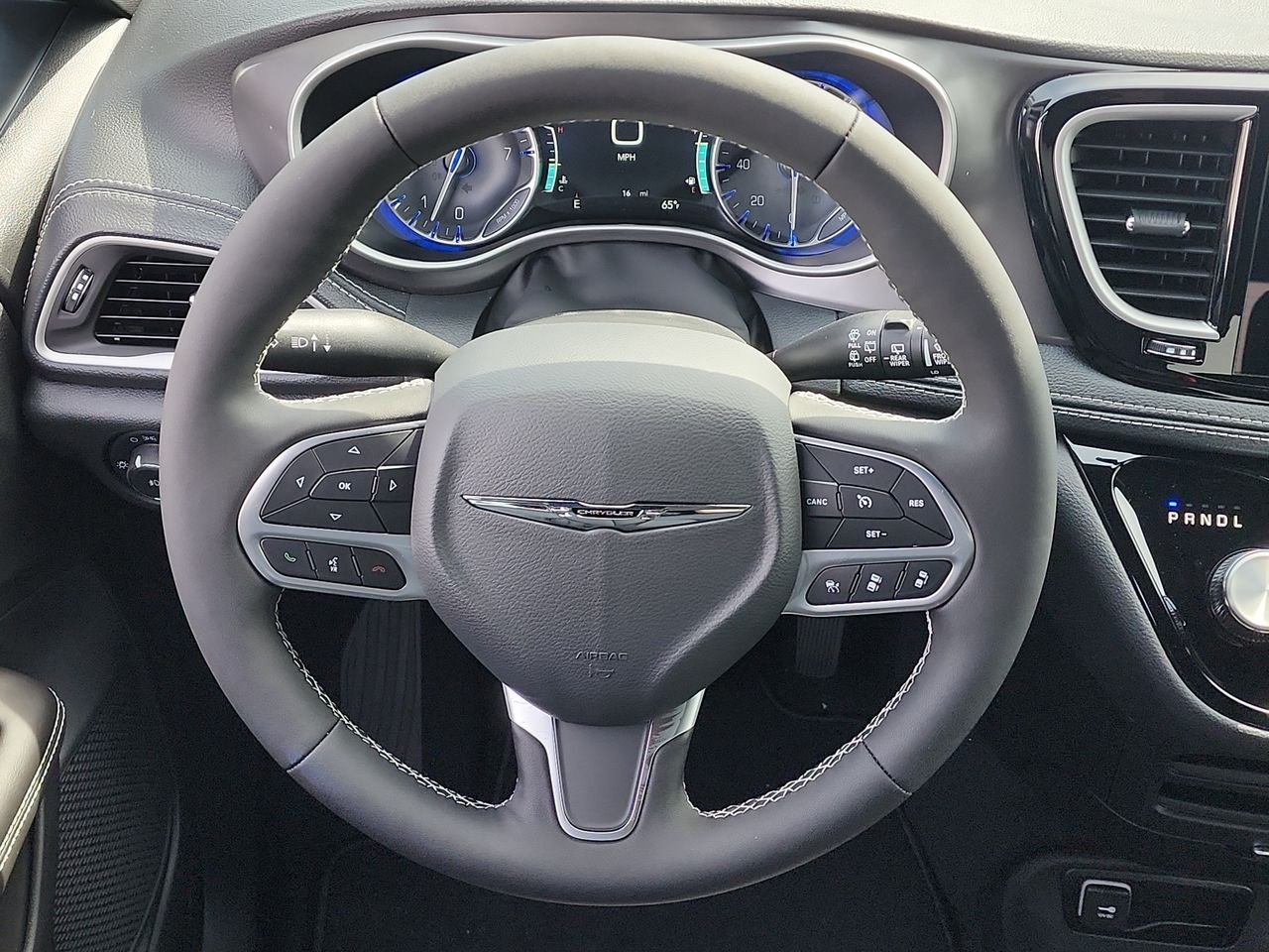 New 2026 Bright White Clear-Coat Exterior Paint Chrysler Select image 20
