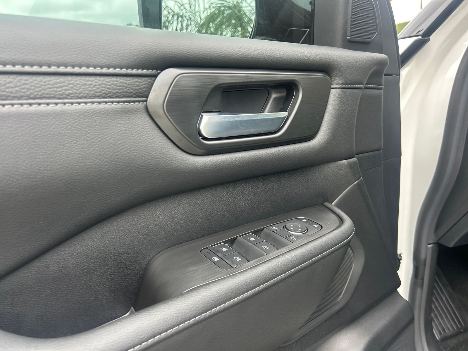 2025 Nissan Armada SV - Photo 12