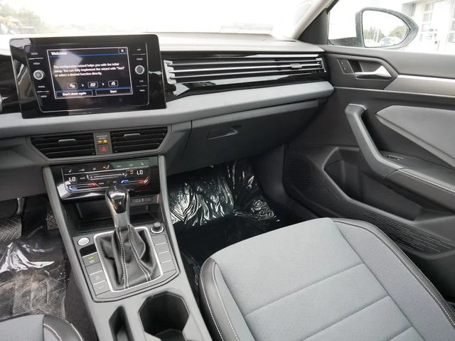 2025 Volkswagen Jetta SE - Photo 10