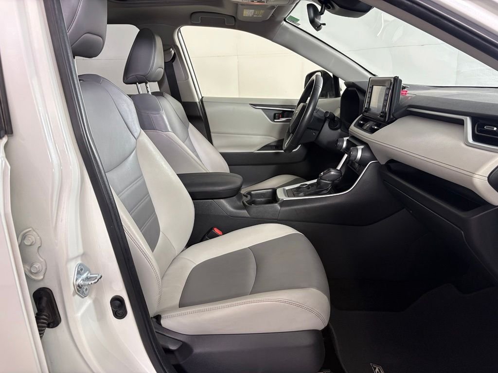 Used 2021 White Toyota XLE Premium image 43
