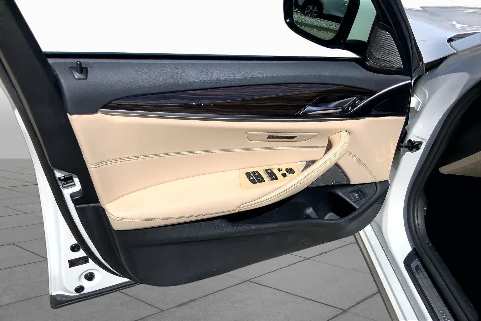 Used 2022 Mineral White Metallic BMW 540i image 22