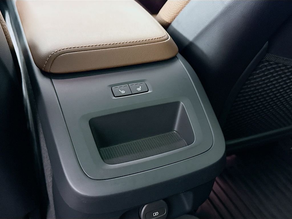 Used 2024 White Volvo B5 Plus image 27