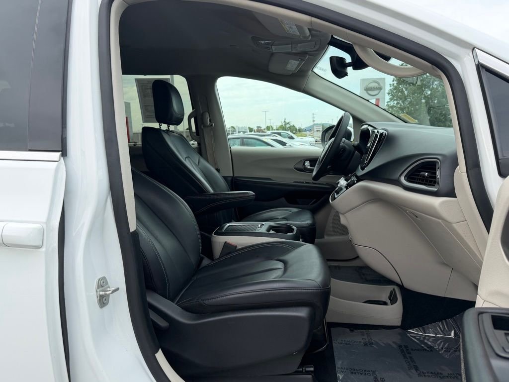 Used 2023 White Chrysler Touring L image 21