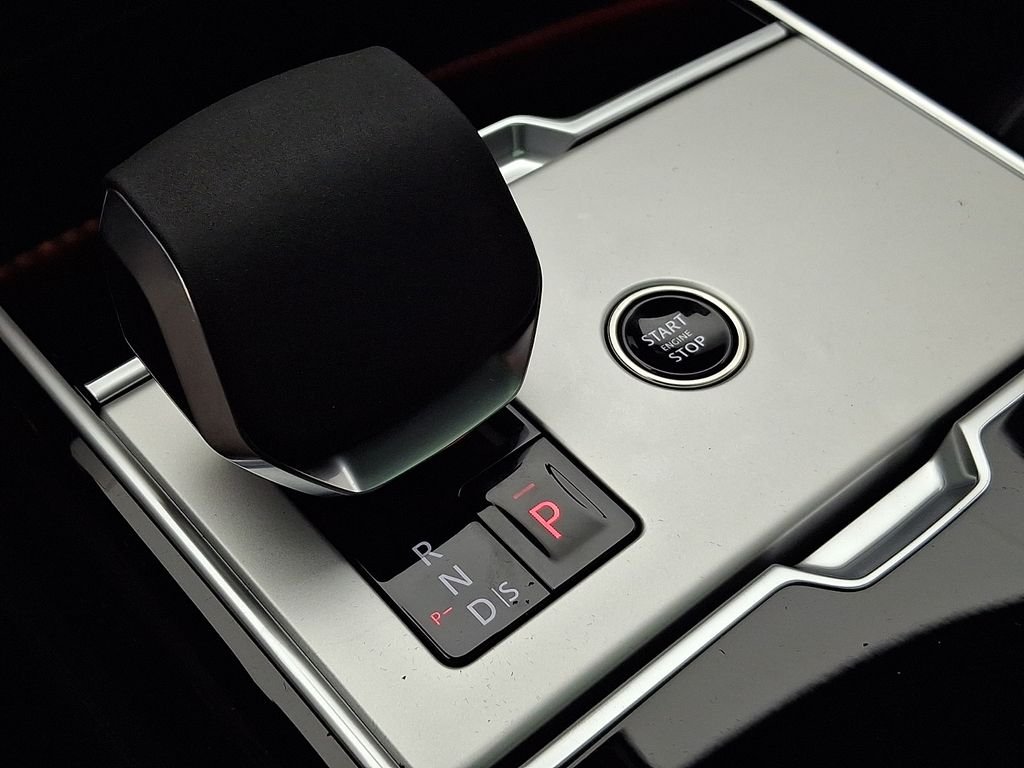 New 2026 Santorini Black Land Rover SE image 13