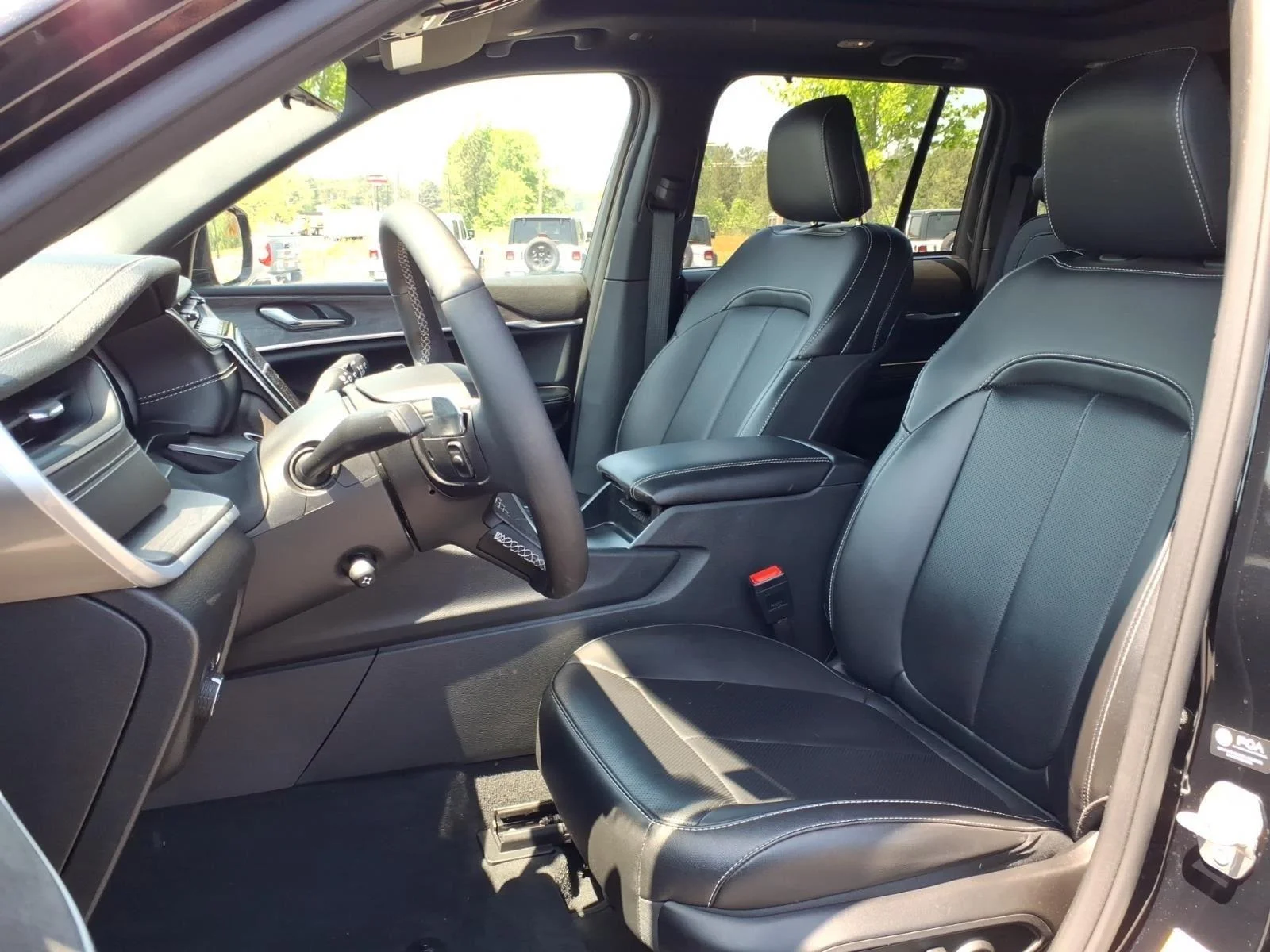 Used 2025 Diamond Black Crystal Pearlcoat Jeep Limited image 20