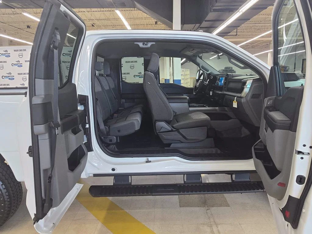 New 2026 Oxford White Ford F-250® XLT image 15