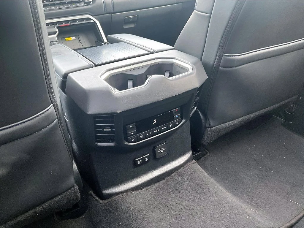 2024 Toyota Sequoia Platinum - Photo 12