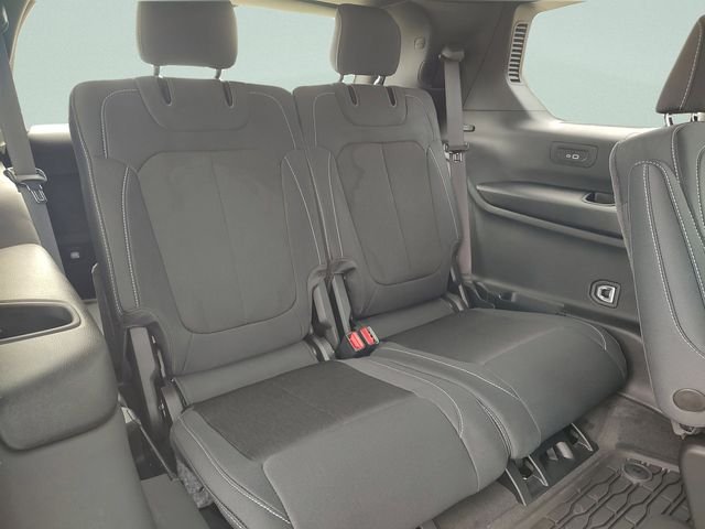 New 2026 Diamond Black Crystal Pearlcoat Jeep Laredo image 33