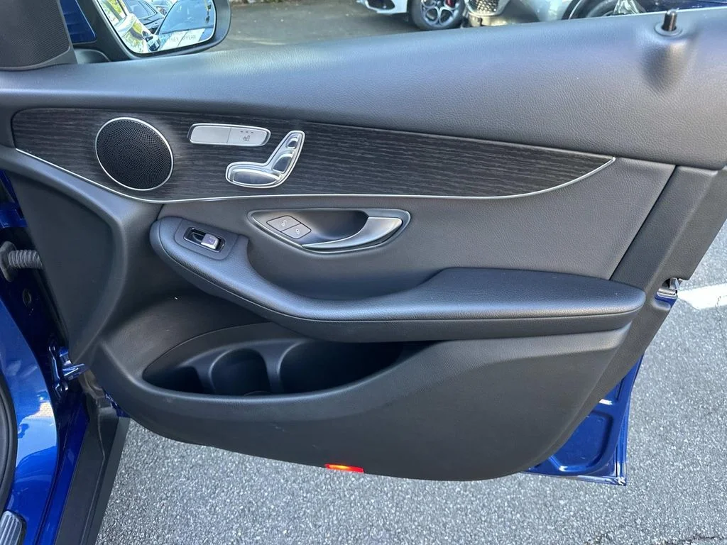 Used 2022 Blue Metallic Mercedes-Benz GLC 300 image 13