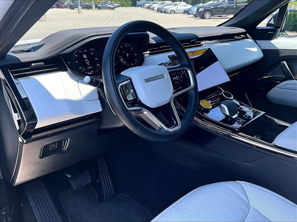 Used 2023 White Land Rover SE image 8