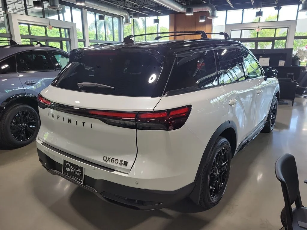 New 2027 2T RAD WHT INFINITI Sport AWD image 3