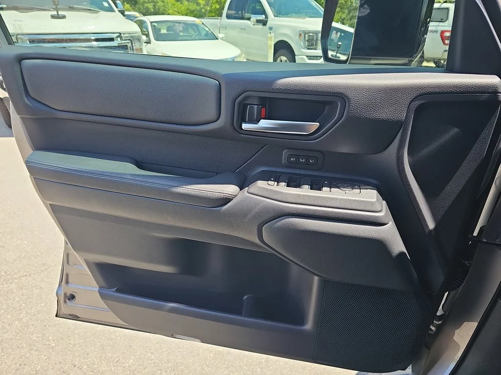 Used 2025  Toyota Base image 27