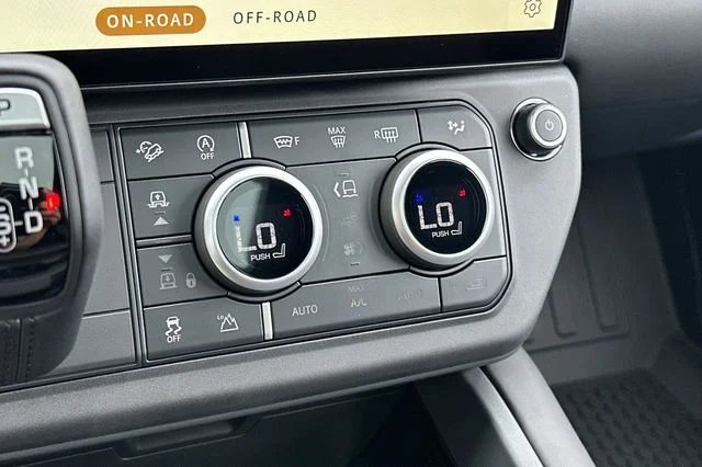 New 2026 Woolstone Green Land Rover X-Dynamic SE image 19