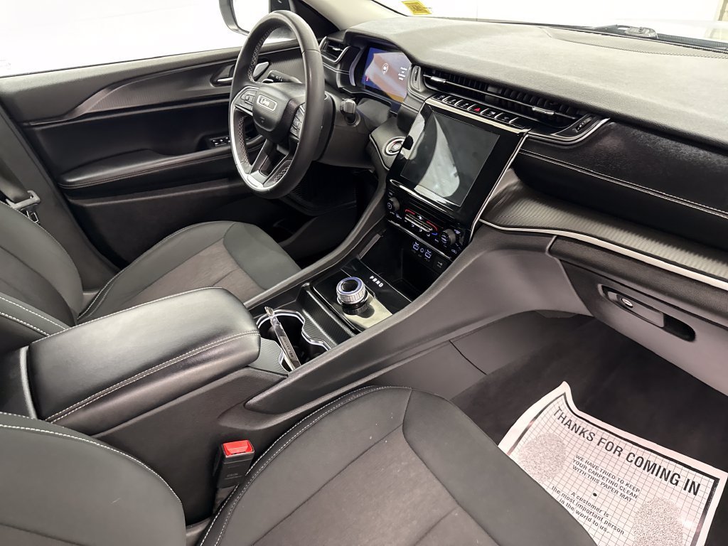 Used 2023 Silver Jeep Laredo image 27