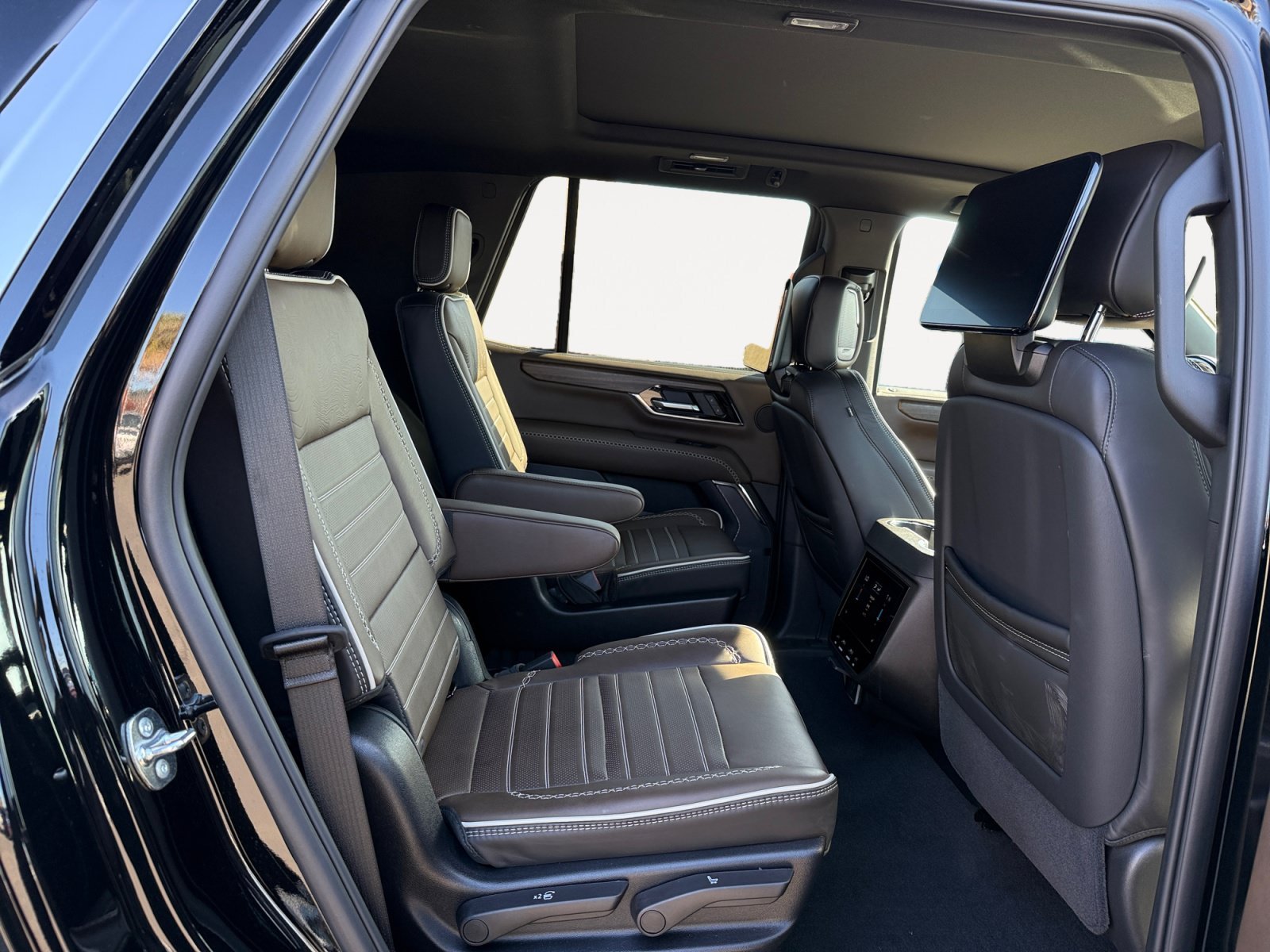 2025 GMC Yukon Denali Ultimate - Photo 18
