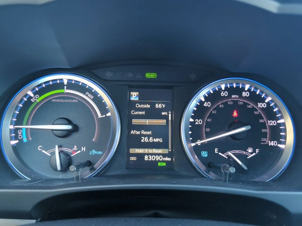 Used 2019 White Toyota XLE image 18