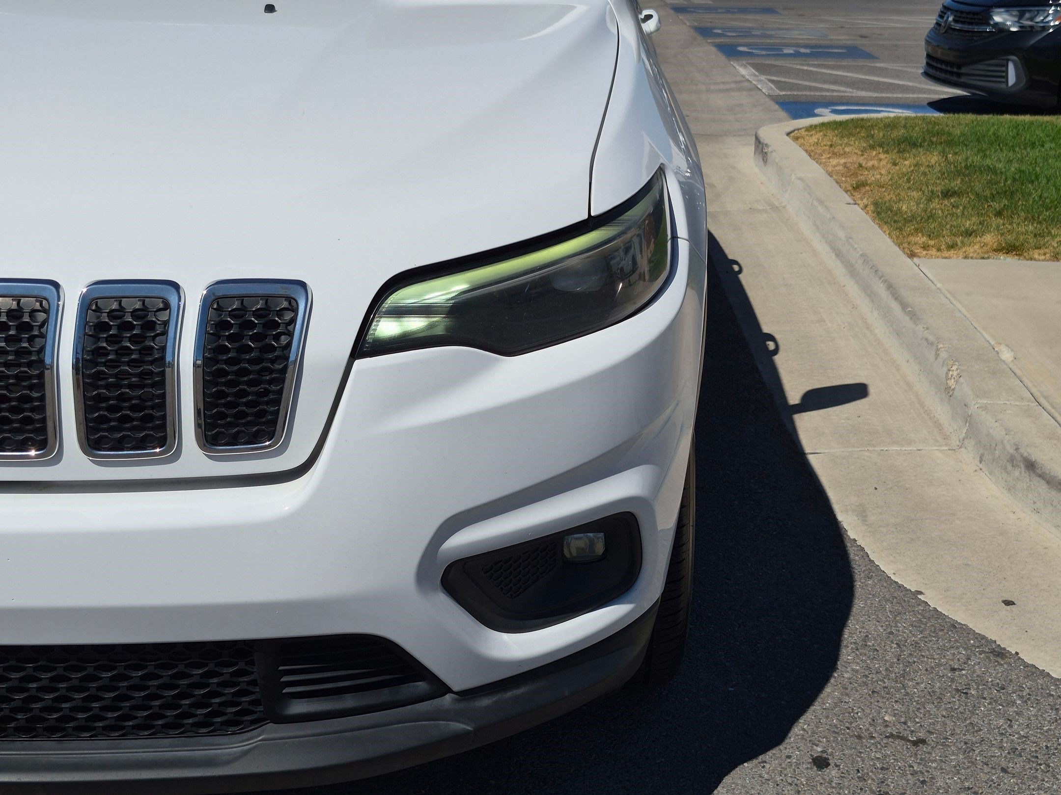 Used 2020 Bright White Clearcoat Jeep Latitude Plus image 9