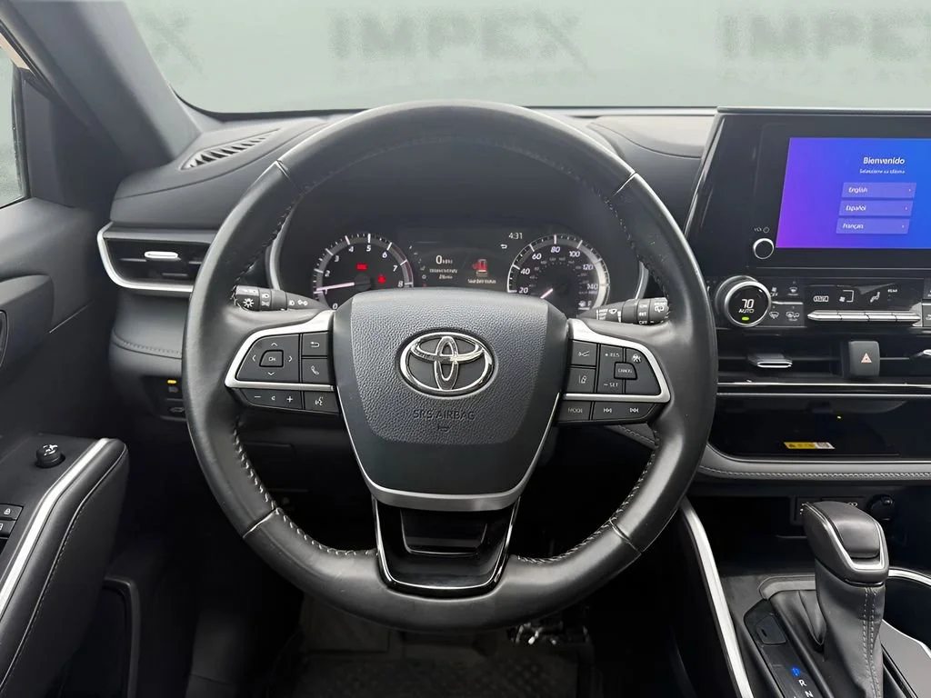 Used 2023  Toyota L image 17