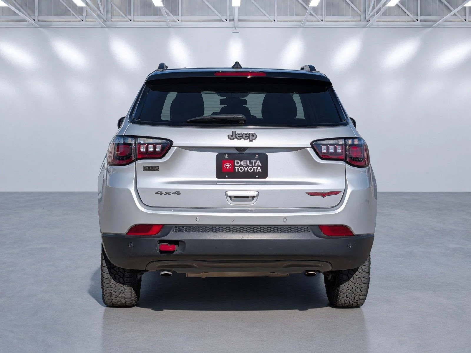 Used 2025 Silver Zynith Metallic Clearcoat Jeep Trailhawk image 5