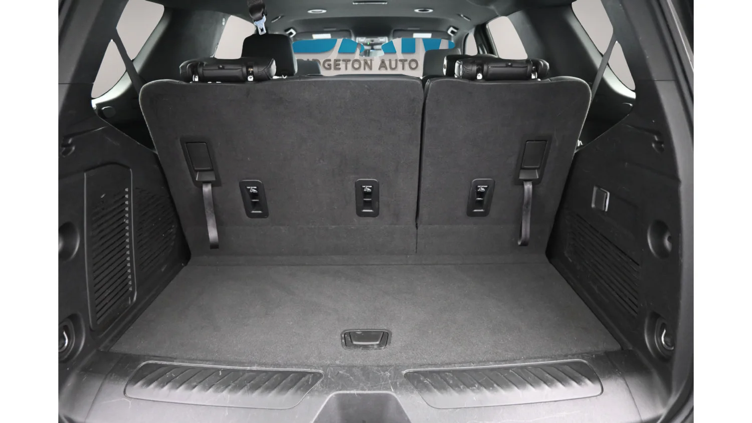 Used 2025 Sterling Gray Metallic Chevrolet LT image 27