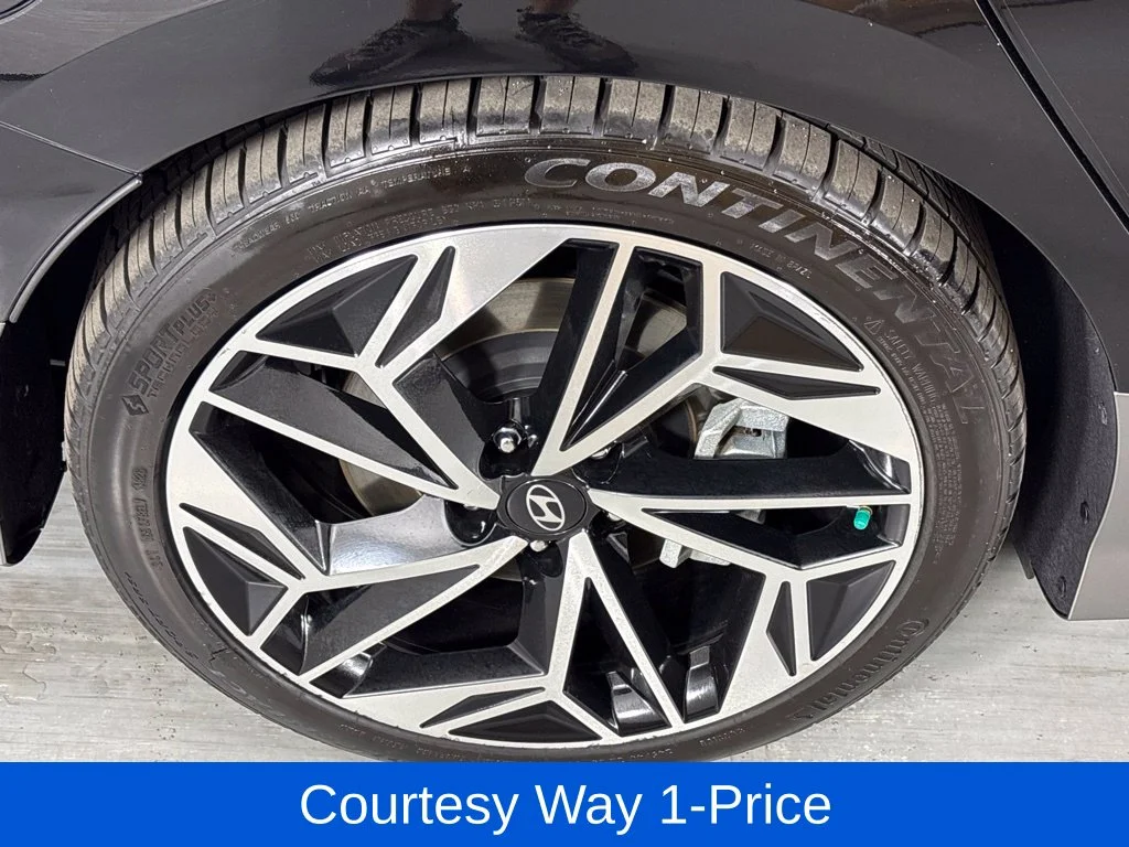 Used 2023 Black Hyundai SEL image 13