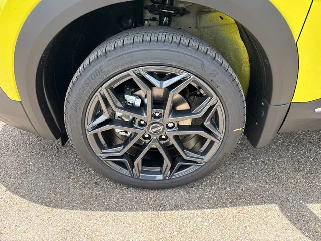 New 2026 Yuzu Yellow Metallic / Super Black Two-tone Nissan SR image 22