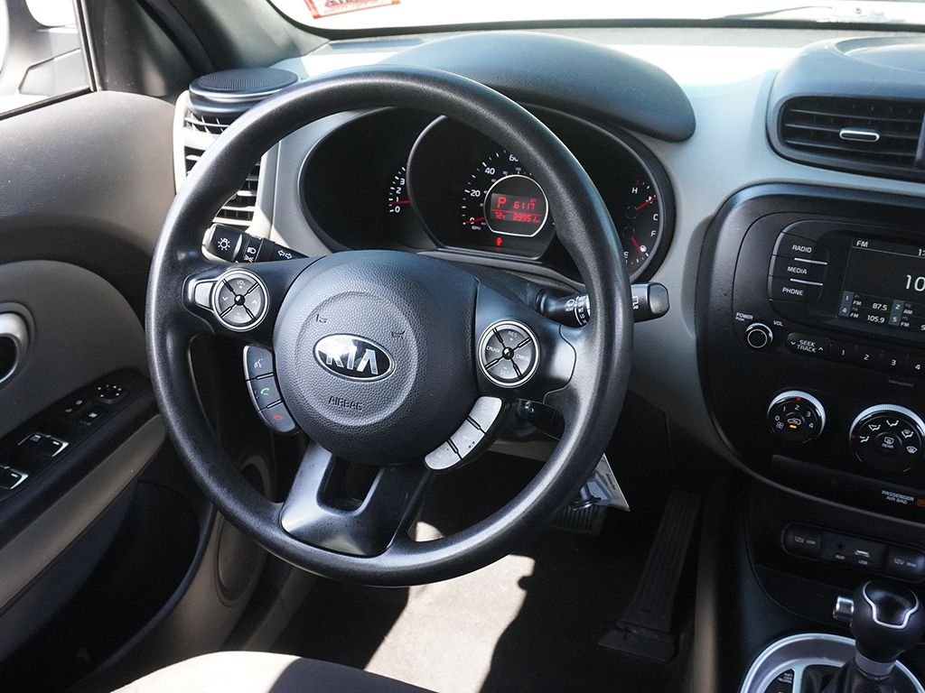 Used 2018 White Kia Base image 25
