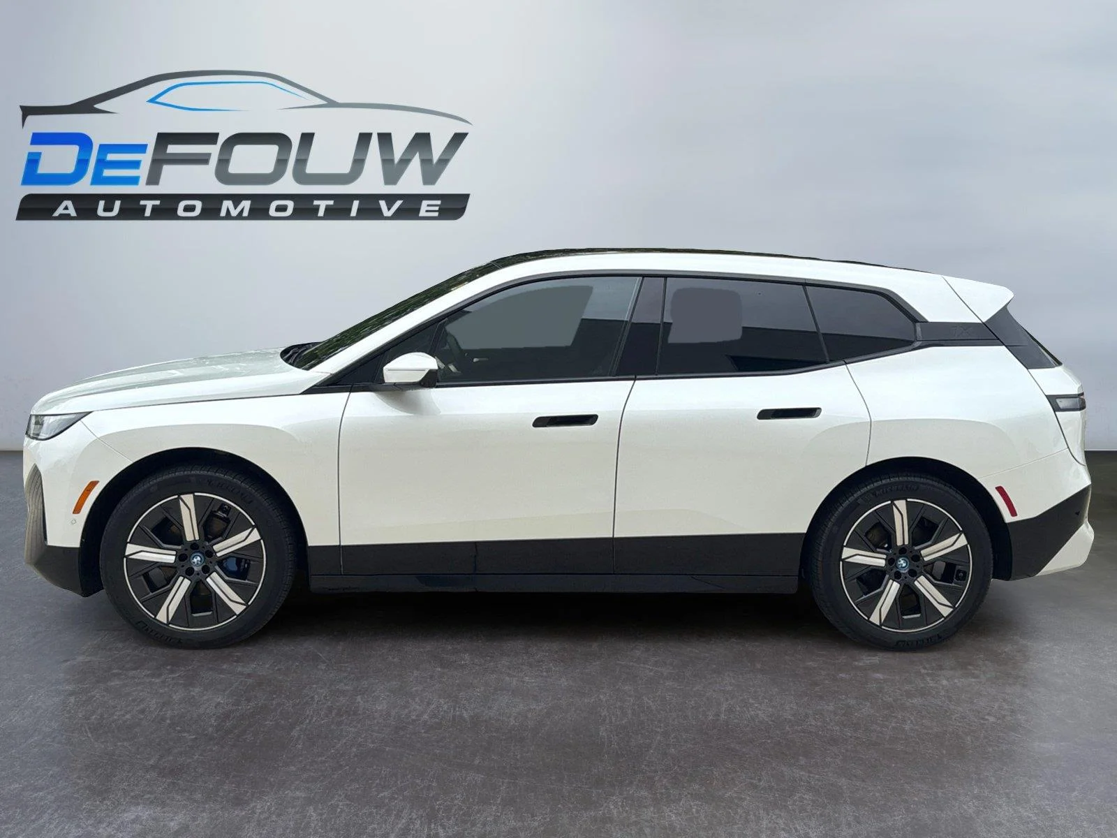 Certified Used 2025 Mineral White Metallic BMW xDrive50 image 6