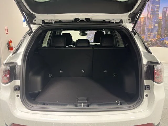 New 2026 Bright White Clear-Coat Exterior Paint Jeep Latitude image 25