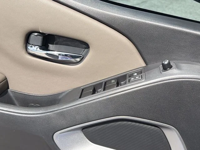 Used 2022 White Nissan SV image 20