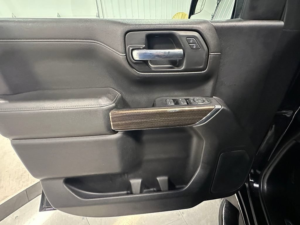 Used 2019 BLACK Chevrolet RST image 22
