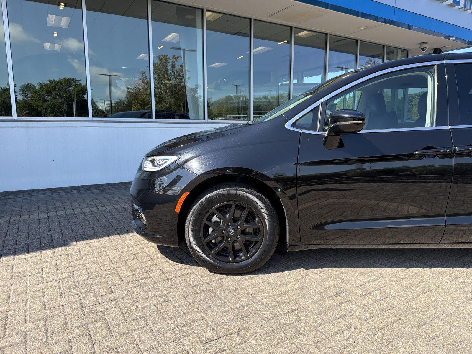 2024 Chrysler Pacifica Touring L - Photo 9