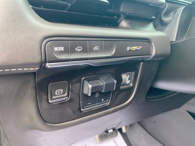 Used 2024 Black Diamond Tri-Coat Cadillac V-Series image 18