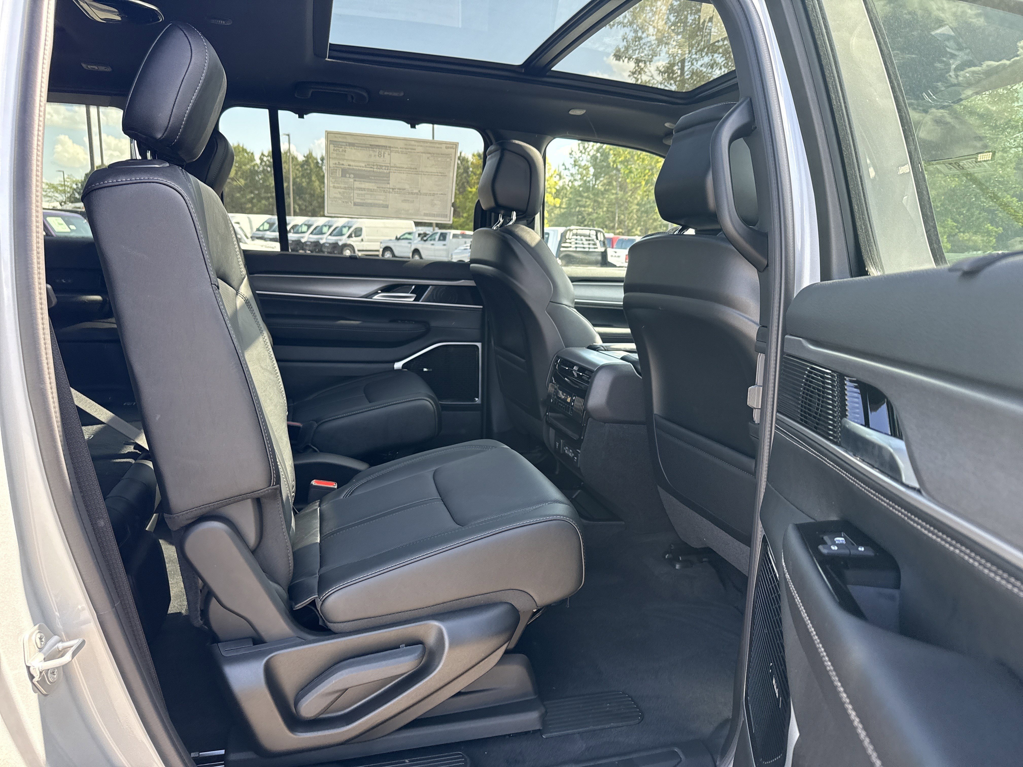 New 2026 Silver-Zynith Exterior Paint Jeep Limited Reserve image 17